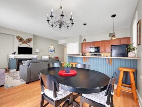 Dapur atau dapur kecil di All Season Ski in Out Chalets at Calabogie Peaks