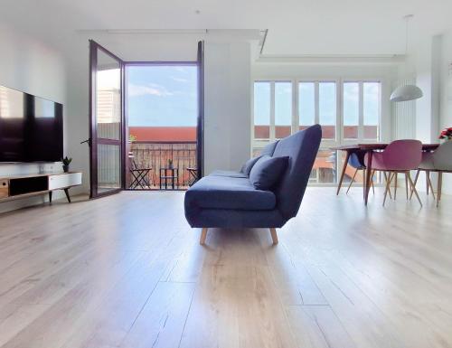 A seating area at AKURA apartment, con aire acondicionado