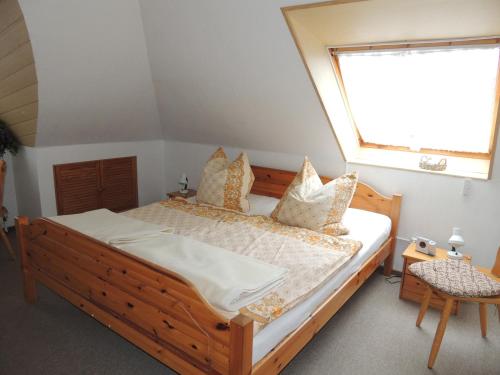 Schlafzimmer mit einem großen Holzbett und einem Fenster in der Unterkunft Ferienwohnung Karin in Schneverdingen