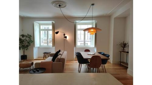 Amazing Spacious Chiado 2-Bedroom Stylish Apt w AC
