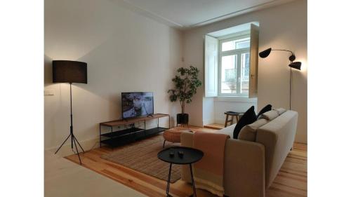 Amazing Spacious Chiado 2-Bedroom Stylish Apt w AC