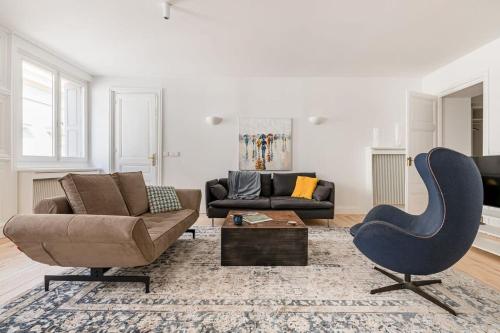 un salon avec un canapé et une chaise dans l'établissement Adriana - 120m hypercentre tram 1 ch, à Saint-Étienne