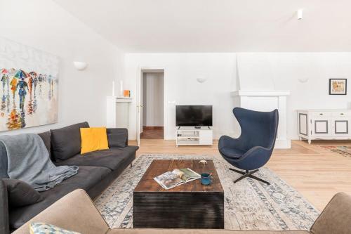 un salon avec un canapé et une chaise dans l'établissement Adriana - 120m hypercentre tram 1 ch, à Saint-Étienne