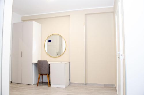 a dressing room with a mirror and a chair at Hotel Montenuovo 44 in Pozzuoli