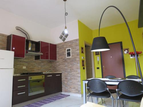 a kitchen with a table and chairs in it at Appartamento tra Milano e Como in Caronno Pertusella