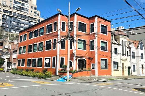 El edificio en el que está el hotel
