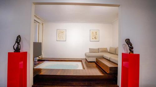 Photo de la galerie de l'établissement Luxury Jungle Loft with Private Garden, Jacuzzi & Hammam, à Paris