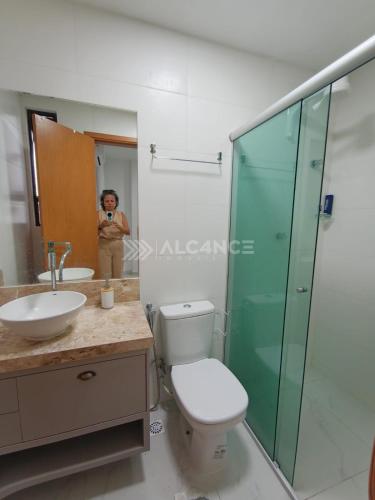 a person taking a picture of a bathroom with a toilet at Lindo Apartamento em Intermares - 03 quartos, todos com ar-condicionado in Cabedelo