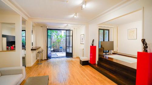 Photo de la galerie de l'établissement Luxury Jungle Loft with Private Garden, Jacuzzi & Hammam, à Paris