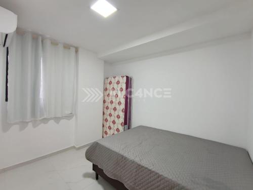 a white room with a bed and a window at Lindo Apartamento em Intermares - 03 quartos, todos com ar-condicionado in Cabedelo