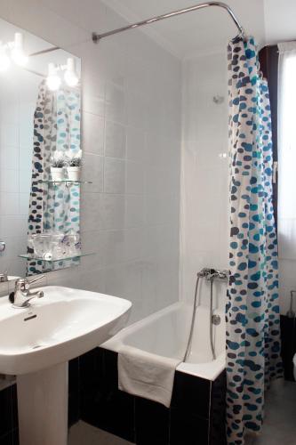 a bathroom with a sink and a bath tub and a sink at Olaskoaga Goikoa in Aia