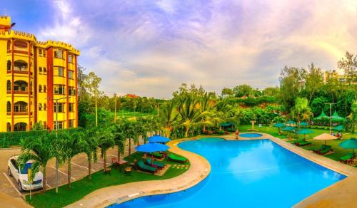 Roma Stays - Cozy 3 Bedroom Apartment with Swimming Pool in Shanzu في مومباسا: صورة لمنتجع به مسبح