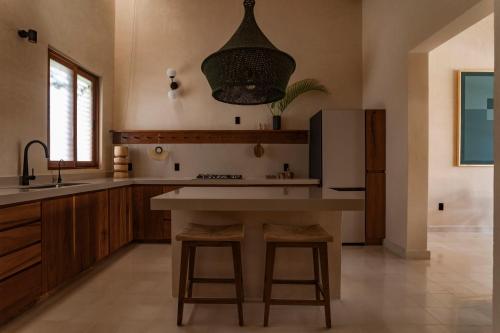 una cucina con tavolo e frigorifero di Casa La Piedra a Mérida