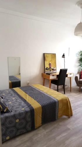 une chambre avec un lit et un bureau avec une chaise dans l'établissement Beautiful flat 6 people Nice center town, à Nice