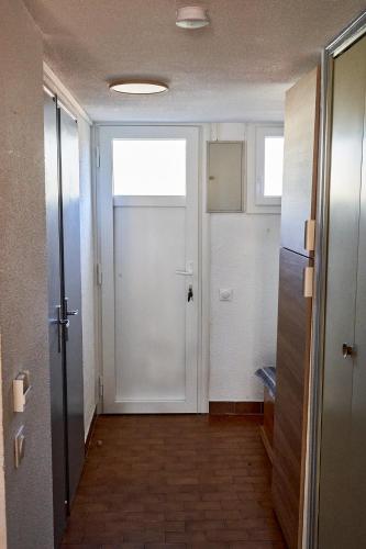 un couloir vide avec une porte dans une chambre dans l'établissement Cocon calme proche de la mer, au Cap d'Agde