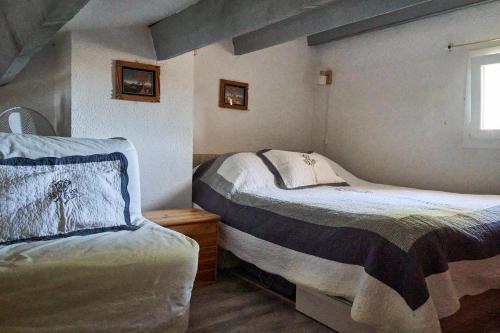 une chambre avec deux lits et une fenêtre dans l'établissement Cocon calme proche de la mer, au Cap d'Agde