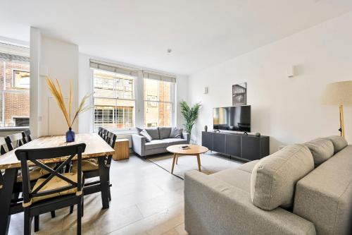 a living room with a couch and a table at Farringdon Comfortable 3 Bed Apartments in London