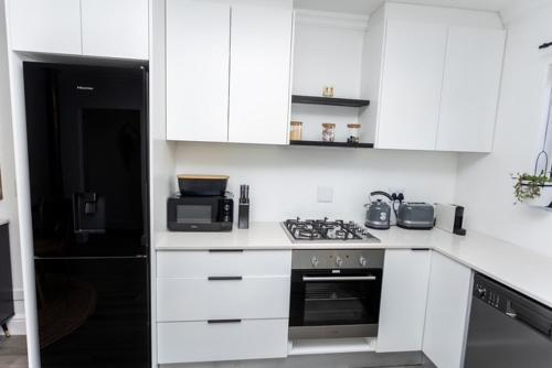 Η κουζίνα ή μικρή κουζίνα στο Lakeshore Luxe