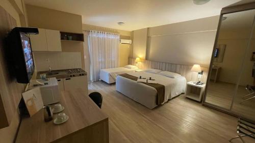 Katil atau katil-katil dalam bilik di Aquarius Flat Aptos e Suítes