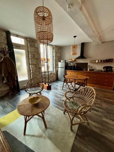 Il comprend un salon avec deux tables et des chaises ainsi qu'une cuisine. dans l'établissement Mise en Seine, à Vernon