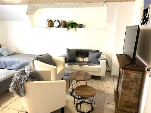 a living room with a couch and a tv at Mi Casita in Florstadt