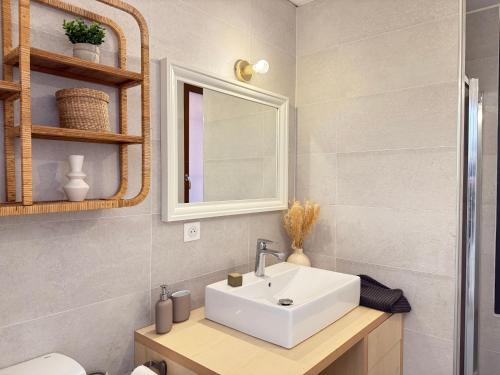 A bathroom at Chic et Cosy, Hyper centre