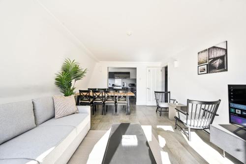a living room with a couch and a table at Farringdon Comfortable 3 Bed Apartments in London
