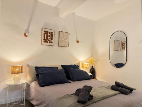 A bed or beds in a room at Chic et Cosy, Hyper centre