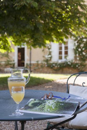 un verre de boisson posé sur une table dans l'établissement La Foutelaie, à Clefs