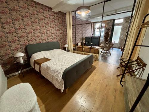 Un dormitorio con una cama y un televisor en una habitación. en Mise en Seine, en Vernon