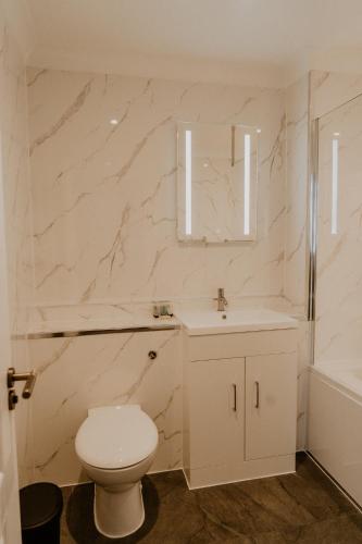 Un baño de The Prince of Wales Hotel Berkeley, A38 M5