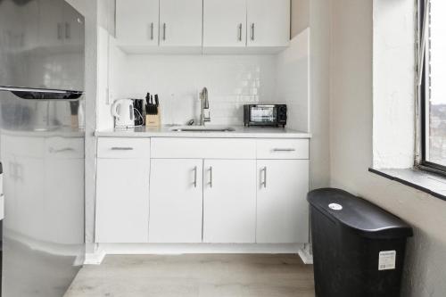 Η κουζίνα ή μικρή κουζίνα στο The Stetson 902 Cozy And Comfy Studio