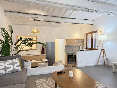 un salon avec un canapé et une table dans l'établissement Chic et Cosy, Hyper centre, à Aix-en-Provence