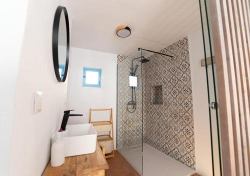 łazienka z prysznicem i umywalką w obiekcie La Montsiña, acogedora casa de estilo mediterráneo w mieście Cómpeta