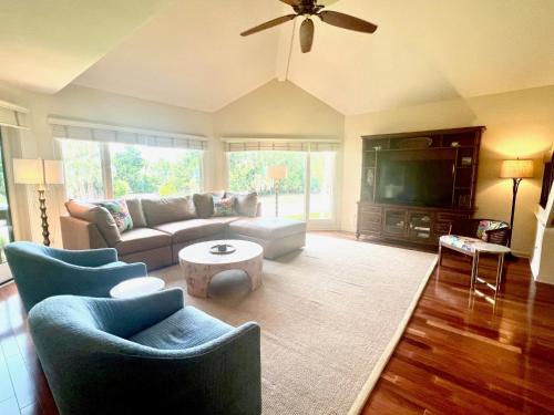 Posezení v ubytování Three Bedroom By Beach and Club Free Amenity Card 1827