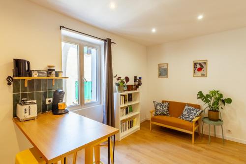 un salon avec une table et une chaise dans l'établissement Lavande Appartement lumineux rénové, à Martigues
