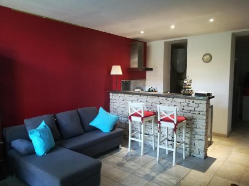 - un salon avec un canapé et deux tabourets dans l'établissement Maison séparée en deux appartements distincts, à Avignon