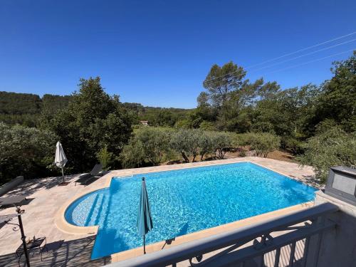 une piscine sur le balcon d'une maison dans l'établissement Villa Reyntjes, à Lorgues