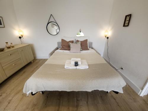 - une chambre avec un grand lit et un plateau dans l'établissement Les Ondines sea view with air conditioning, à Bormes-les-Mimosas