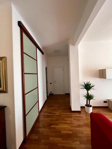 Lady's home في لا سبيتسيا: ممر فاضي فيه باب ومصنع