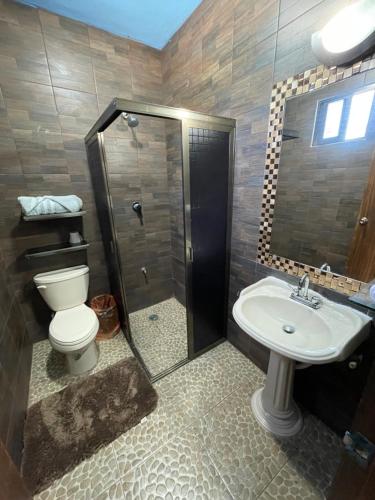 un bagno con doccia, WC e lavandino di CÚPULAS BLUE prívate residence club a Cozumel