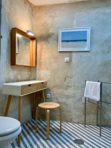 タリファにあるCharming Studio with Private Patio in Old Townの洗面台とトイレ付きのバスルーム