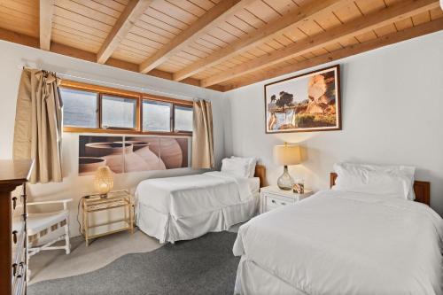 een slaapkamer met twee bedden en een raam bij Casa de La Rosa in Santa Fe NM in Santa Fe