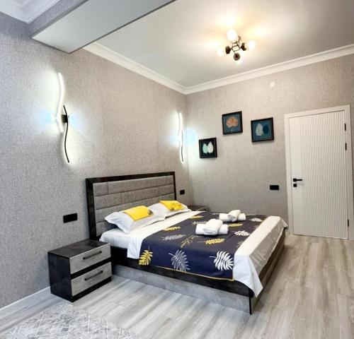 Katil atau katil-katil dalam bilik di apartment in Shymkent