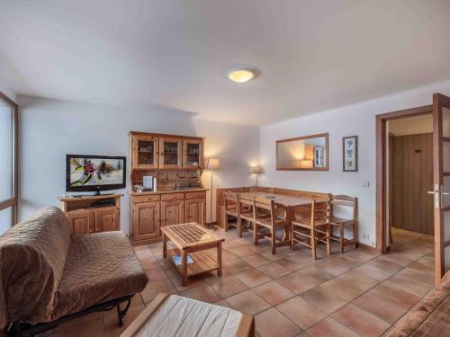 un salon avec une table et une salle à manger dans l'établissement Appart 3P Courchevel, au pied des pistes, 2 chambres, balcon, pour 6 pers - FR-1-563-24, à Courchevel