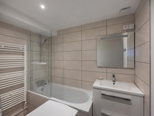 une salle de bain avec une baignoire, un lavabo et une douche dans l'établissement Appart 3P Courchevel, au pied des pistes, 2 chambres, balcon, pour 6 pers - FR-1-563-24, à Courchevel