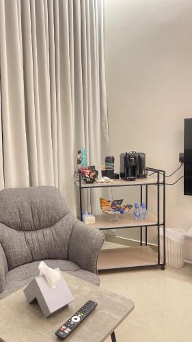 ハーイルにあるاستوديو أنيق مع جلسة جانبية وركن للقهوةのリビングルーム(ソファ、リモコン付)