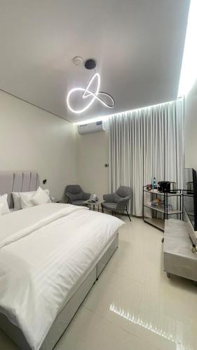 ハーイルにあるاستوديو أنيق مع جلسة جانبية وركن للقهوةの天井ファン付きの大きなベッドのある寝室