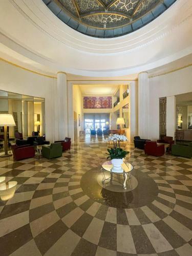 - un hall d'un hôtel avec une table fleurie dans l'établissement Résidence Prestige Madeleine Opéra, à Paris