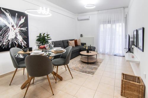 una sala de estar con una mesa y un sofá en Best Point, en Alexandroupoli